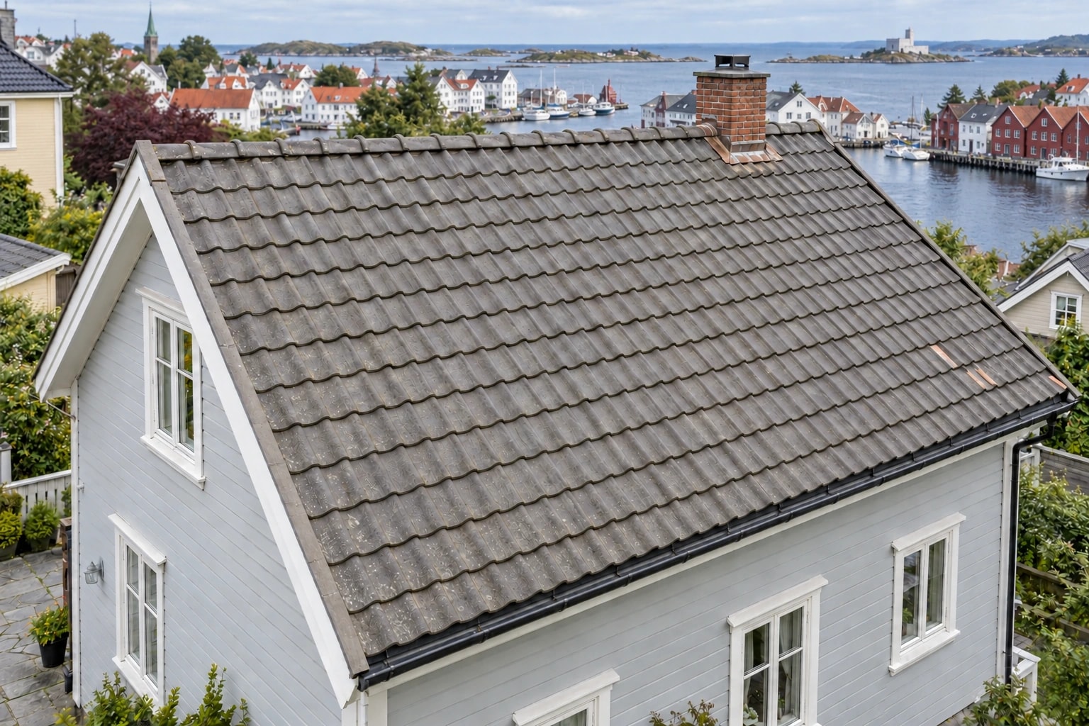 Rengjorte grå betongtakstein med eldre overflate bevart.