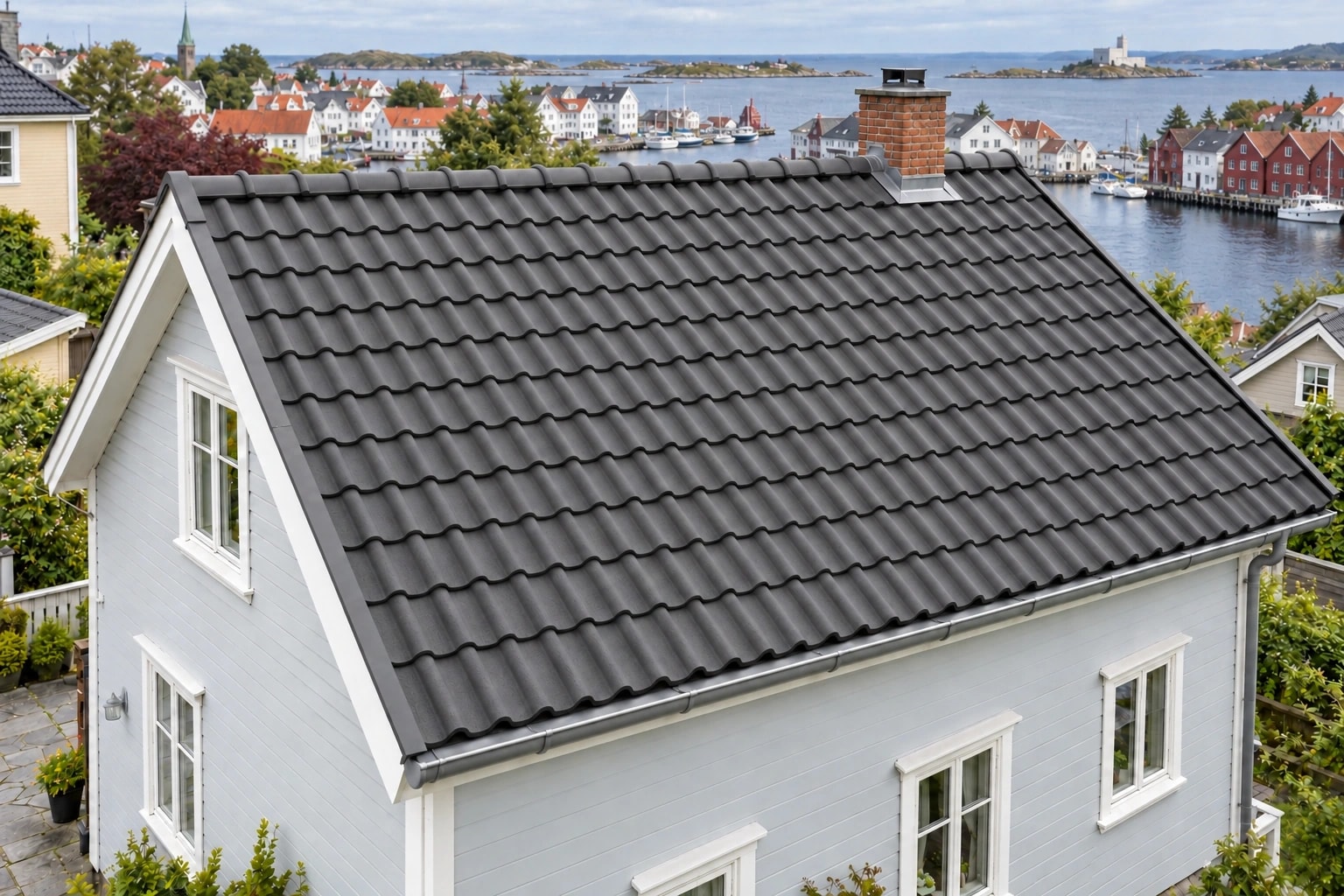 Illustrasjon av huset med ny takstein og nye beslag